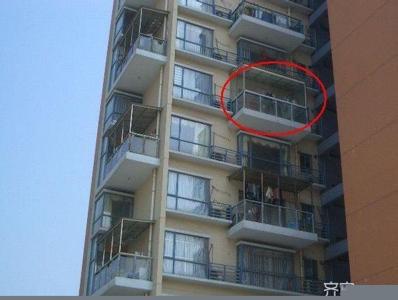 不要再在阳台上乱来了，会出大事的！