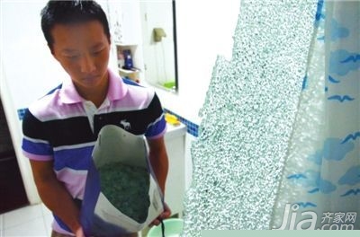 又见淋浴房爆裂 商家称并非质量问题
