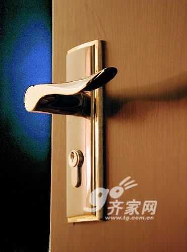 选购居室门的诀窍 五金配件是选购重点