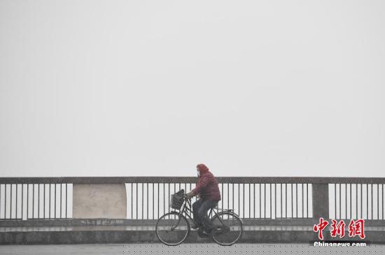 空气污染红色预警 北京小学幼儿园将停课中学弹性教学