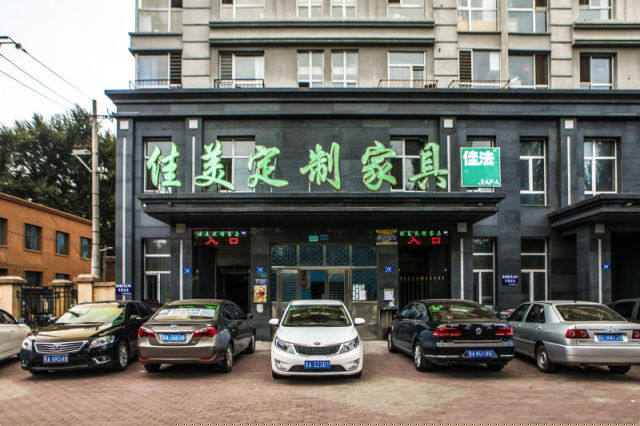佳美定制家具板材有毒？老板用板材泡水直接干了！