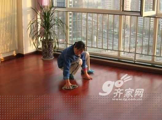地板保养来“专家” “木质精油”也有假