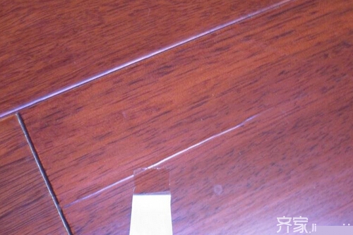 地板为什么有裂缝 怎么处理？