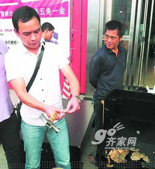 2岁娃将茶几踢出缺口 消费者怒砸“纸”家具
