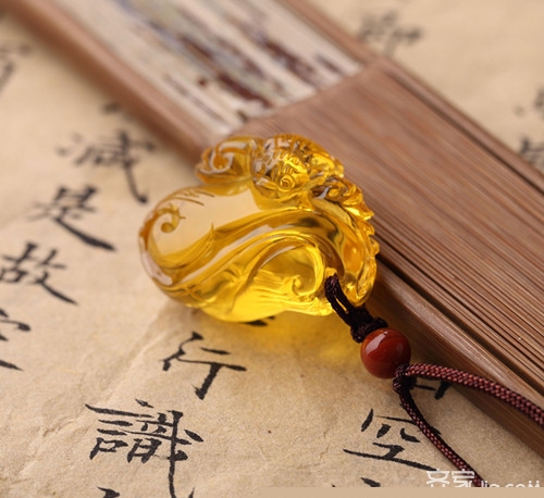 真假琥珀吊坠鉴定 最实用的鉴定方法