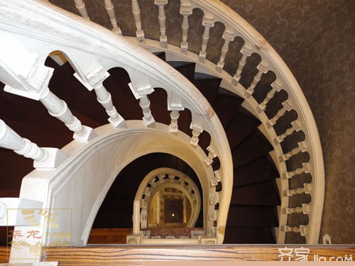   如何设计个性化的弧形楼梯及楼梯尺寸