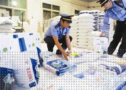 冒牌产品多 山寨腻子粉中抽出兑奖卡 